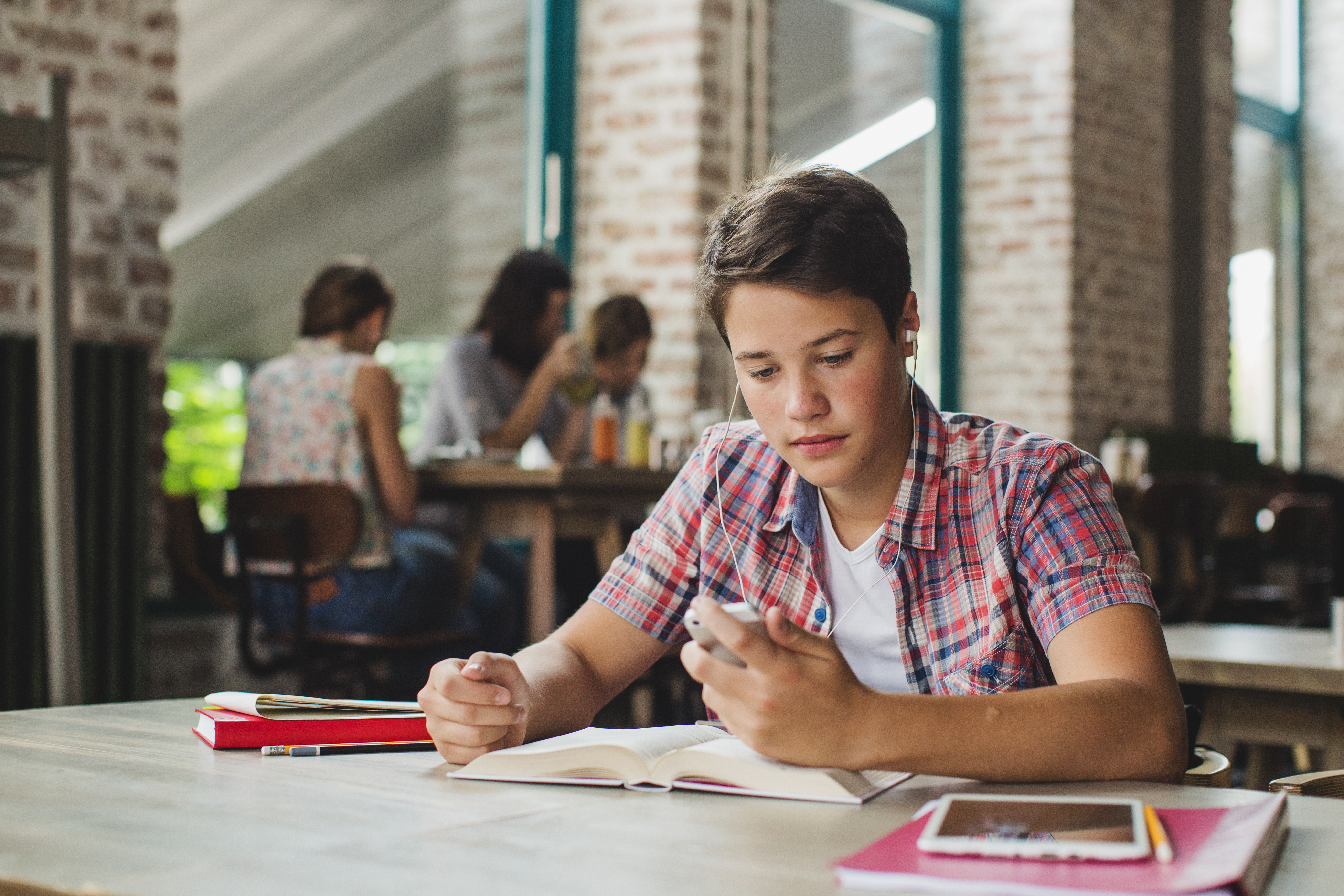 Adolescente estudando